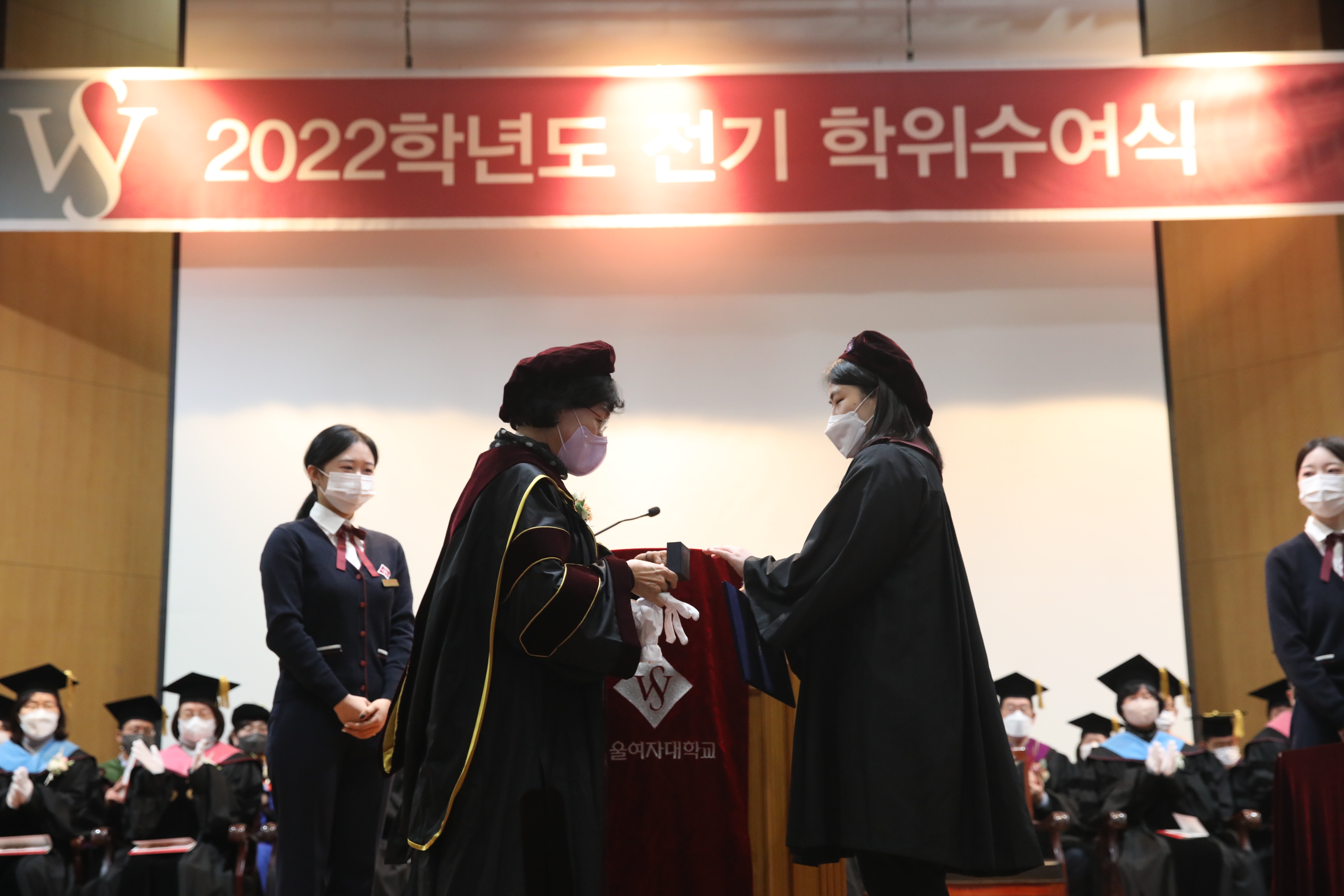 월계수 반지 끼워주는 장면 사진